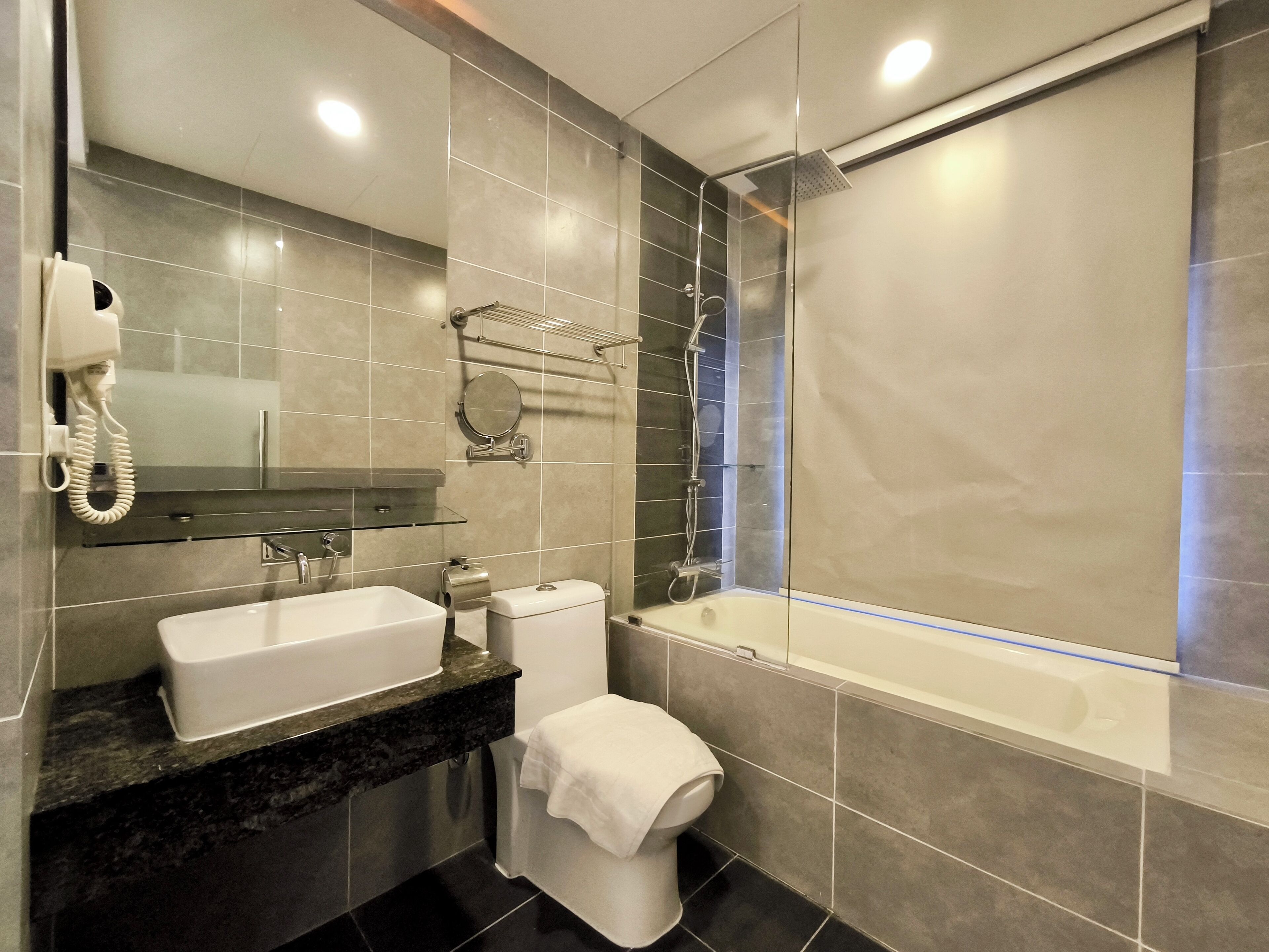 Une salle de bain moderne avec une grande baignoire, un lavabo et des toilettes.