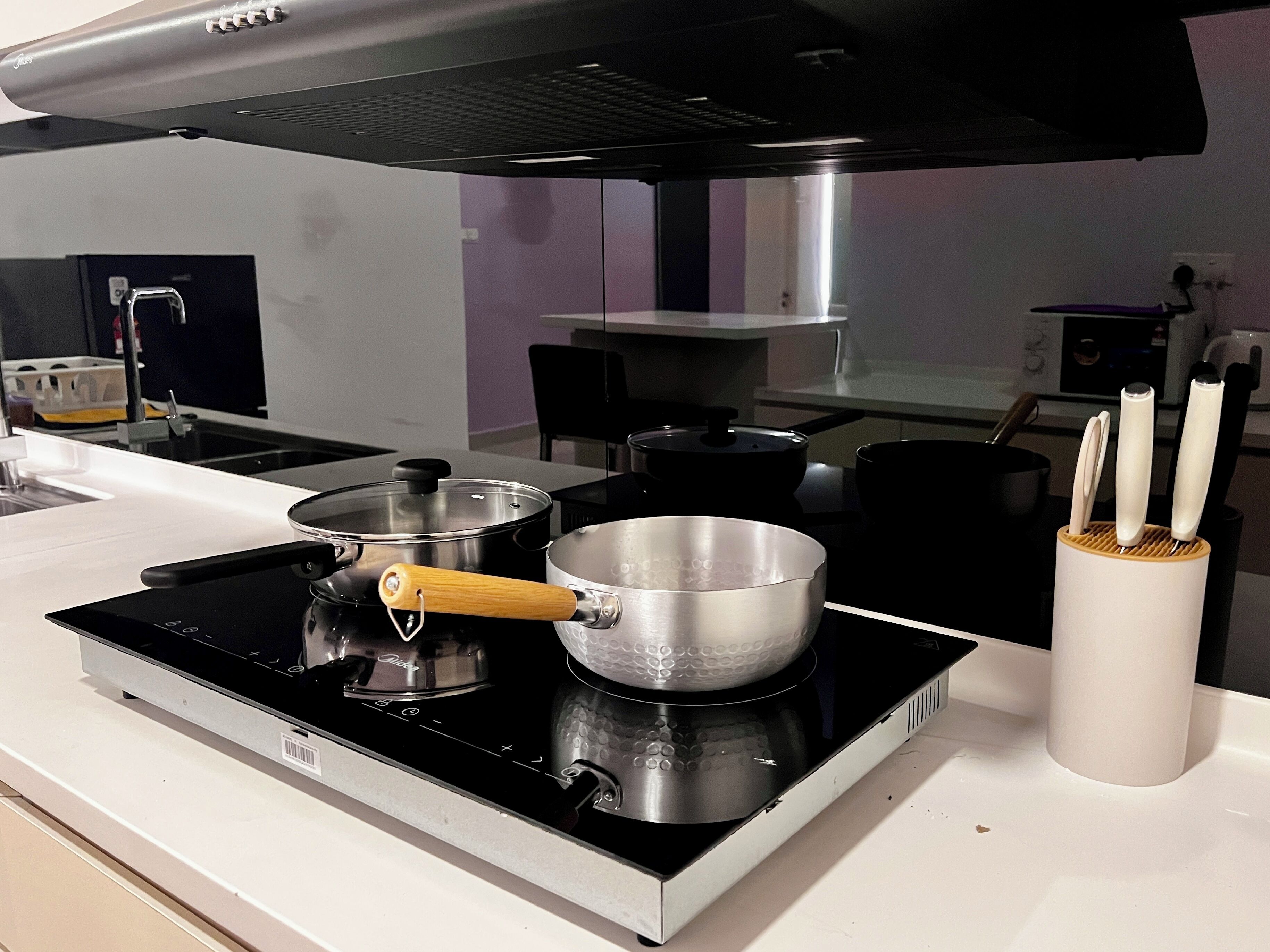 Apartment, 3 Bedrooms | Living area | 40-inch TV with cable channels