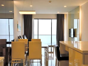 Apartment, 2 Schlafzimmer | Wohnbereich | 40-Zoll-Fernseher mit Kabelempfang