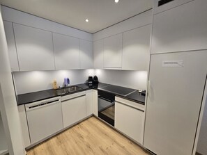 Kühlschrank, Kochgeschirr/Geschirr/Besteck