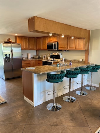Fridge, microwave, oven, stovetop. Stay at GLORIA’S GETAWAY, a tranquil pastoral setting minutes from everything!