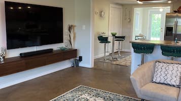 Een smart-tv en een stereo