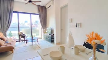 Apartment, 2 Bedrooms | Ruang tamu | 40 inci televisyen skrin rata dengan kabel