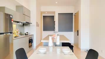 Apartment, 2 Bedrooms | Ruang tamu | 40 inci televisyen skrin rata dengan kabel