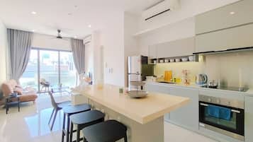Apartemen, 2 kamar tidur | Area keluarga | Televisi layar datar 40-inci dengan saluran TV kabel