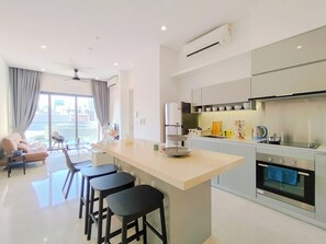 Apartment, 2 Schlafzimmer | Wohnbereich | 40-Zoll-Flachbildfernseher mit Kabelempfang