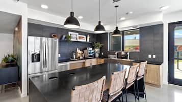 Réfrigérateur, micro-ondes, four, plaque de cuisson