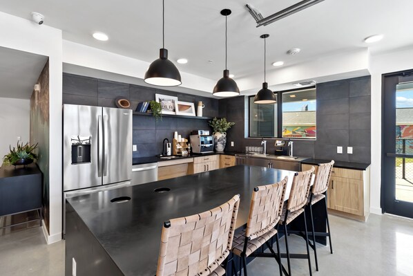 Réfrigérateur, micro-ondes, four, plaque de cuisson