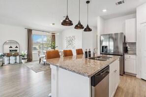 Fridge, microwave, oven, stovetop - Cozy and Modern, 3 bedroom, 2 bathroom Home in Converse, TX/Near San Antonio. (Converse)
