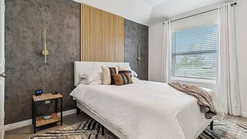 3 makuuhuonetta, työpöytä, silitysrauta/-lauta, vauvan matkasänky