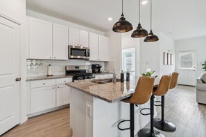 Fridge, microwave, oven, stovetop - Cozy and Modern, 3 bedroom, 2 bathroom Home in Converse, TX/Near San Antonio. (Converse)
