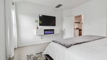 3 bedrooms, desk, iron/ironing board, travel crib