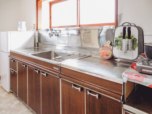 Fridge, microwave, stovetop, cookware/dishes/utensils