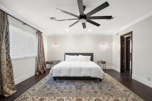 3 quartos, ferros/tábuas de passar roupa, berço de viagem