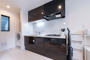 Kühlschrank, Mikrowelle, Herdplatte, Kochgeschirr/Geschirr/Besteck