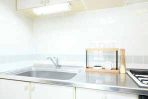 Geladeira, micro-ondas, cooktop, talheres/pratos/utensílios de cozinha