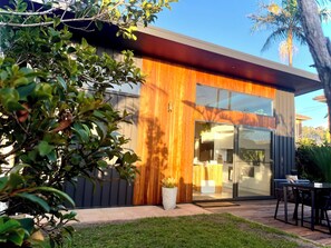 Outdoor dining - Tathra Tides | Walk to Beach & Shops | Private Sauna | Tropical Gardens (Tathra)