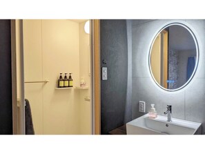 Séchoir à cheveux, serviettes fournies