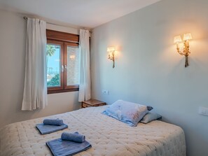 1 bedroom, desk, internet