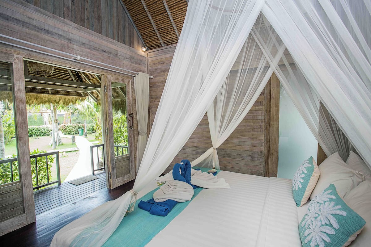 Deluxe Bungalow, Garden View | 2 bedrooms, laptop workspace, free WiFi, bed sheets