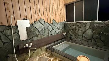 Sèche-cheveux, serviettes fournies