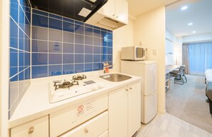 Fridge, microwave, cookware/dishes/utensils - Pangoo Shinagawa Room 102 6 minutes walk from Shi / Minato-ku Tokyo (Minato-ku)