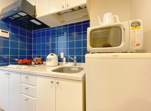Réfrigérateur, micro-ondes, plaque de cuisson