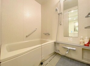 Sèche-cheveux, serviettes fournies