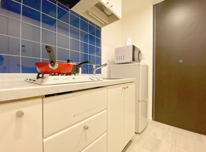 Kühlschrank, Mikrowelle, Herdplatte, Kochgeschirr/Geschirr/Besteck