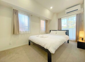 1 bedroom, desk, internet, bed sheets