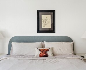 4 soverom, skrivebord, strykejern/-brett og reiseseng for barn