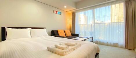 1 غرفة نوم ومكتب وخدمة الإنترنت وملاءات أسرّة