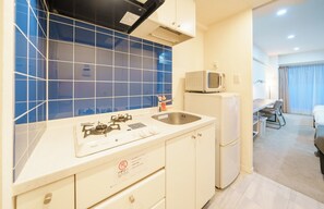 Refrigerador, microondas, parrilla de estufa y utensilios de cocina 