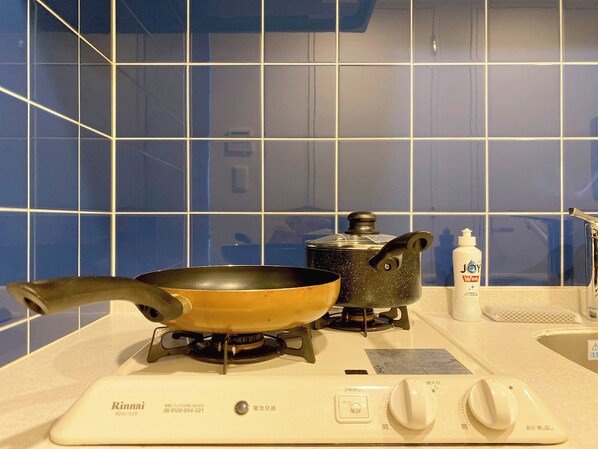 Frigorífico, microondas, placa de cocina y utensilios de cocina