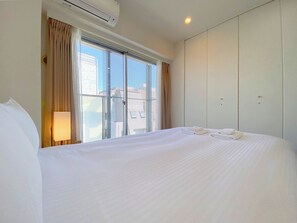 1 bedroom, desk, internet, bed sheets