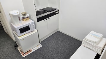 Fridge, microwave, stovetop, cookware/dishes/utensils