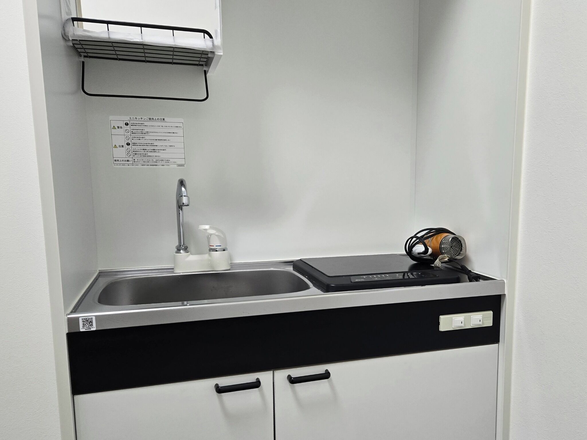 Fridge, microwave, stovetop, cookware/dishes/utensils