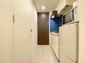 Fridge, microwave, stovetop, cookware/dishes/utensils