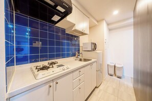 Réfrigérateur, micro-ondes, plaque de cuisson