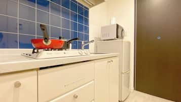 Fridge, microwave, stovetop, cookware/dishes/utensils