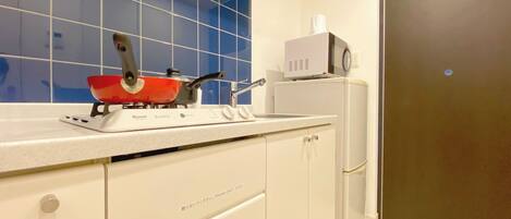 Fridge, microwave, stovetop, cookware/dishes/utensils