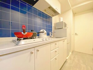 Réfrigérateur, micro-ondes, plaque de cuisson