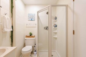 Bruser, hårtørrer, håndklæder, Sæbe