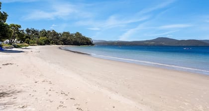Lemonade by the Beach: Serene Huon Valley Retreat with Water Views