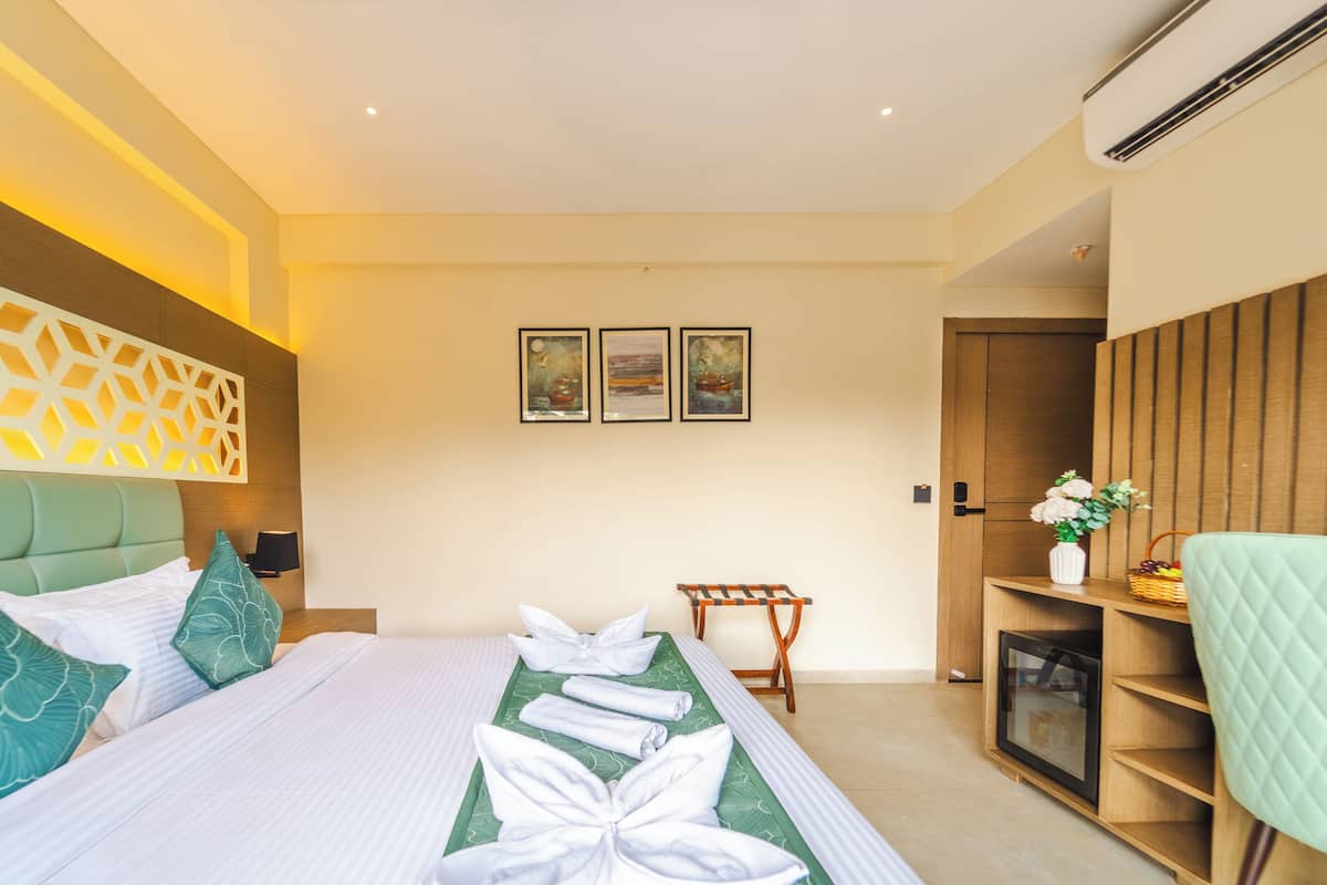 Free minibar, desk, laptop workspace, free WiFi