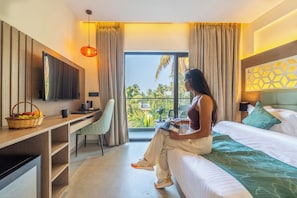 Free minibar, desk, laptop workspace, free WiFi - Vilmaris Luxury Hotel in Calangute (Calangute)