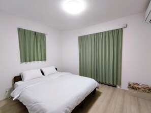 3 bedrooms, desk, iron/ironing board, free WiFi