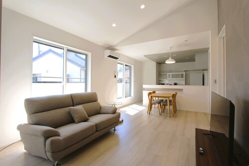 [New 2-story home] - 2 min to station, shops, parking, easy Disneyland access!!
