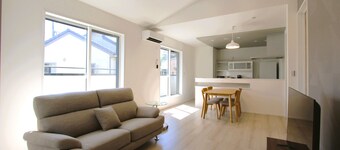 [New 2-story home] - 2 min to station, shops, parking, easy Disneyland access!!
