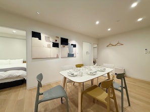 Superior-Apartment | Essbereich im Zimmer